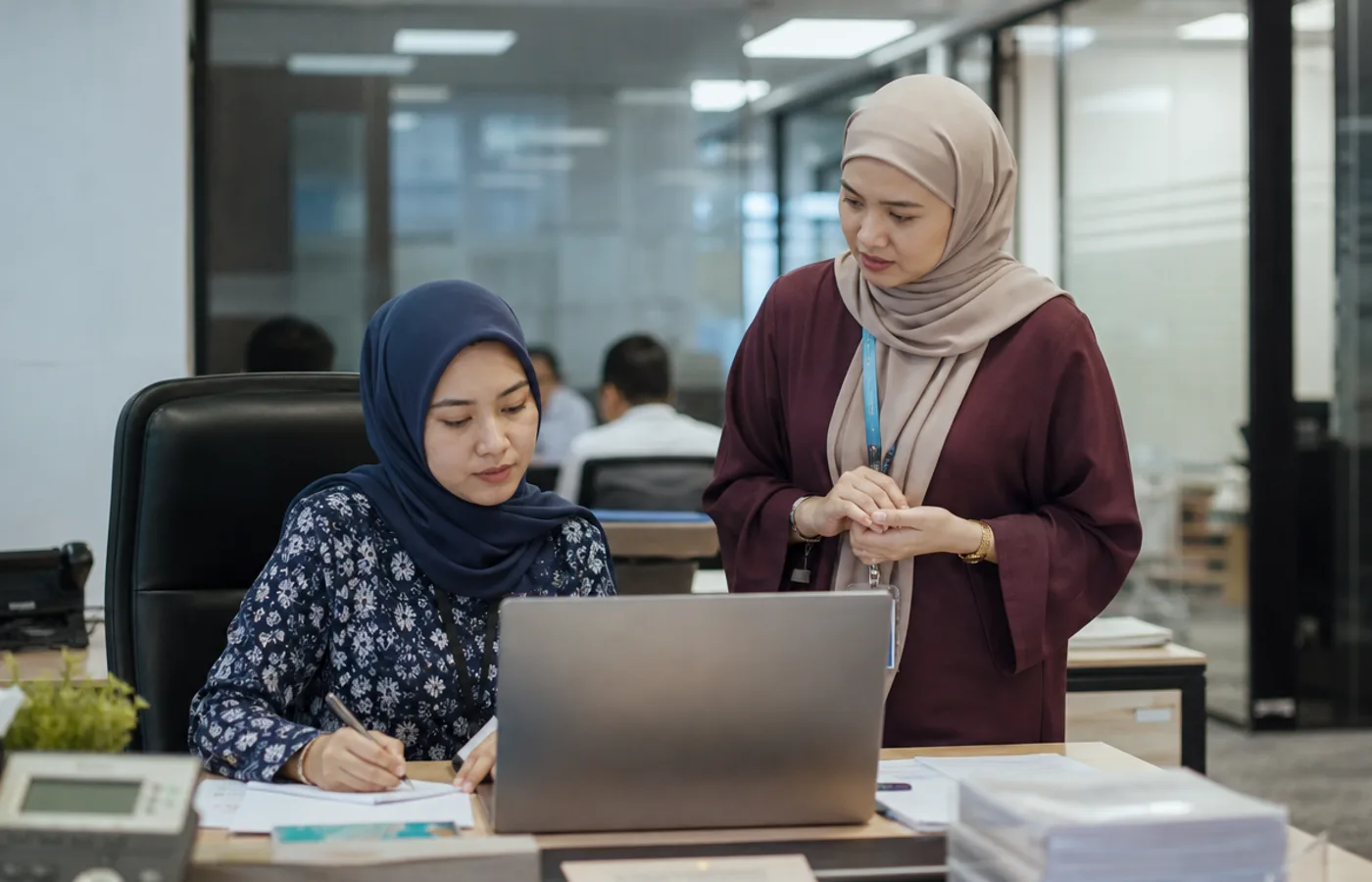 Pasukan profesional di pejabat untuk program Pengurusan Sumber Manusia KTAC